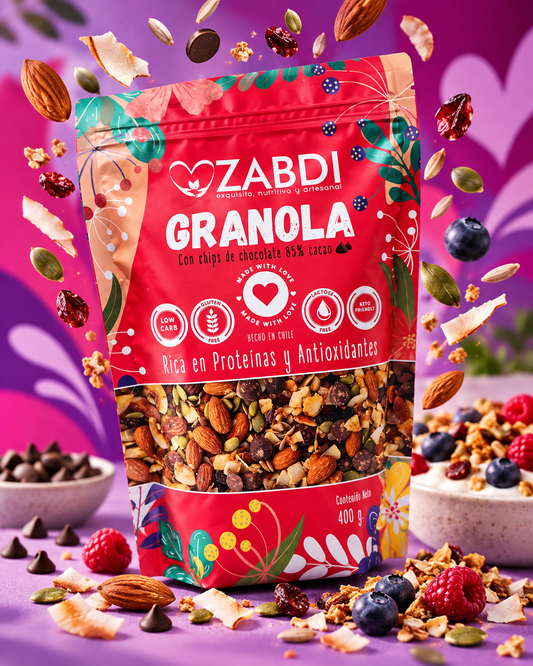 Granola Zabdi 400 g con envase protagonista y almendras, coco y semillas sobre fondo morado